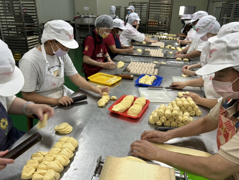 阿聰師芋頭觀光工廠近來遊客湧進  為爭取暑期及農曆七月商機  加工生產產品以滿足遊客需求