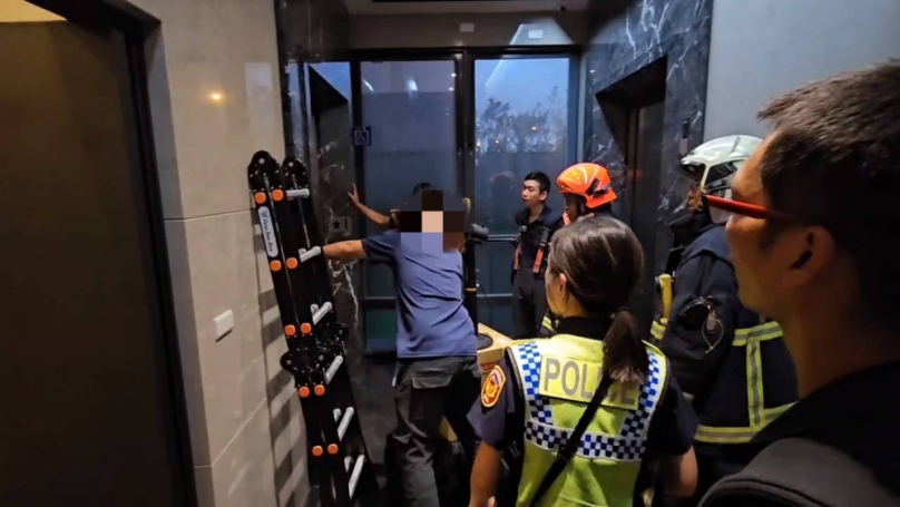 下班收工卡電梯動彈不得  烏日警急架梯「即刻救援」