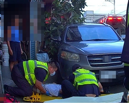 颱風天老翁晨運躲雨跌倒路旁  太平警巡邏發現即刻救援