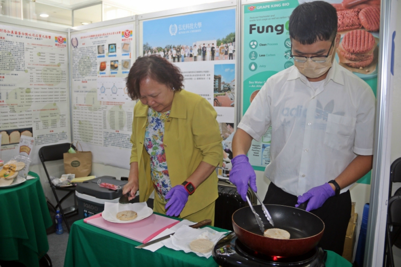 弘光科大食品系教授林麗雲與葡萄王生技公司產學合作新研發  真菌蛋白做出全素冰淇淋和生吐司