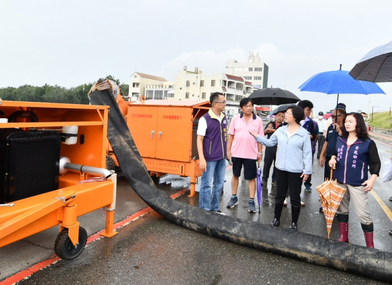 颱風登陸台灣，王縣長緊急冒雨察看王功地區抽水機運轉情形。（照片縣府提供）