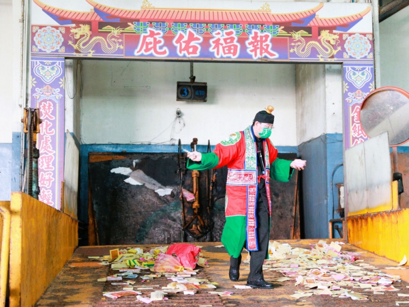 不要再燒香、燒金紙製造空污了！環保祭祀當道   竹市力推「紙錢集中燒」或「以功代金」