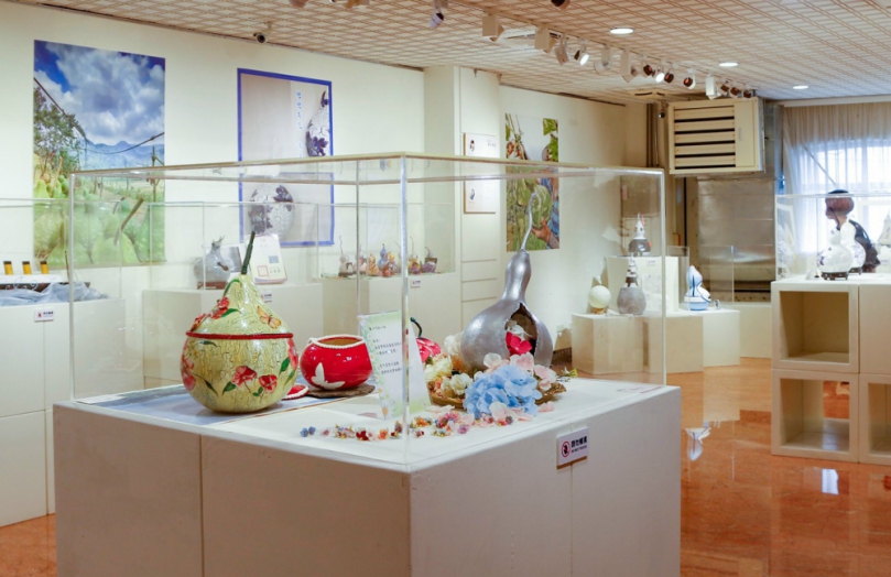 賴素育攜手子女戴安瑞、戴余珊在大甲三寶文化館中聯展  三十三件葫蘆藝術作品傳遞幸福與感動