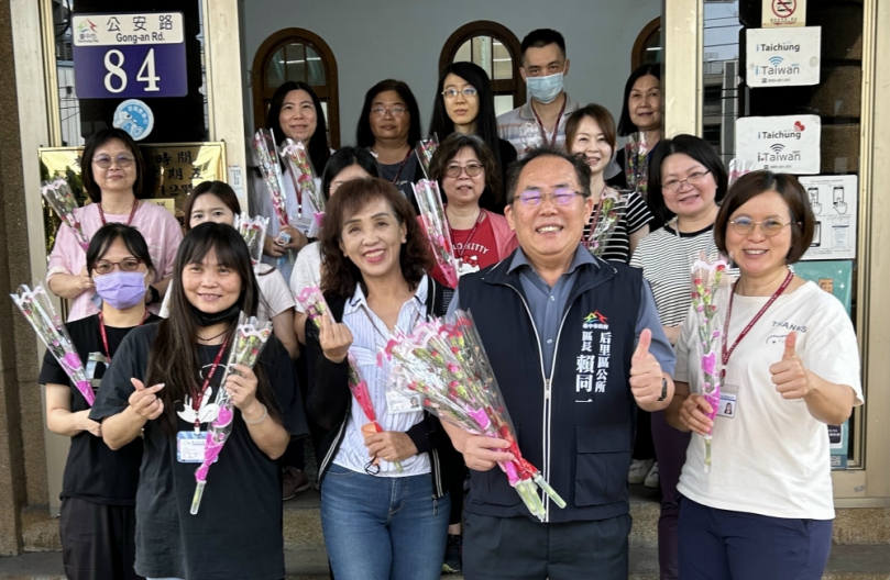 母親節前夕  台中市后里區長賴同一九日提前贈送百位職員工及洽公民眾康乃馨  祝福母親節快樂