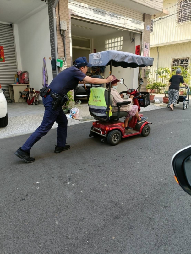 阿嬤電動代步車刁車卡路中  霧峰暖警烈日下推車助脫困