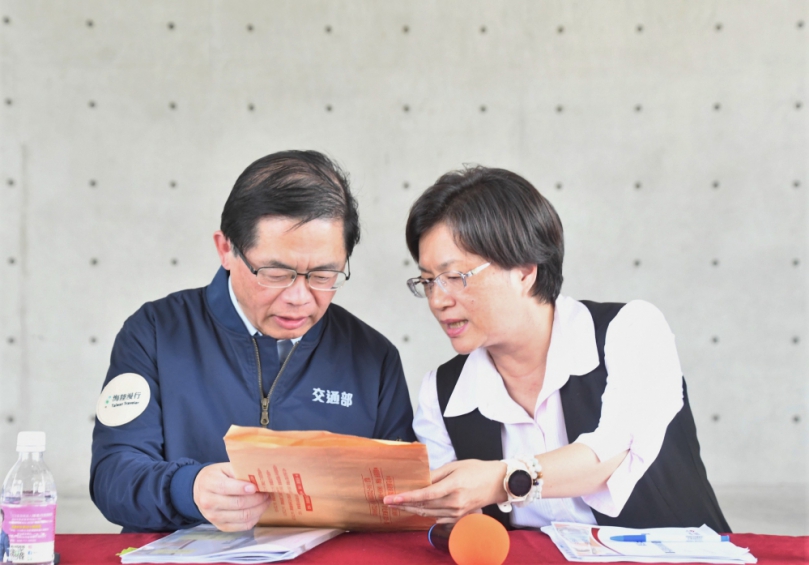 交通部長李孟諺考察彰化交通，王縣長（右）把握機會提出兩建設專案。（照片縣府提供）