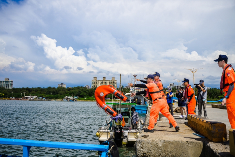超逼真！新竹市海洋污染應變演練  新竹漁港登場