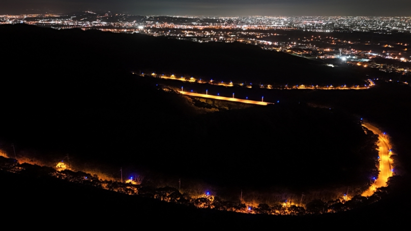 「藍色公路」重現浪漫夜景！中市LED路燈升級點亮大肚山頭