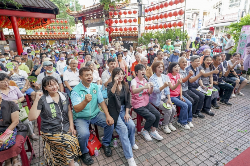 民進黨台中市議員陳俞舉辦「反濫權護民主」說明會  巨型氣球巧思象徵藍白謊言被戳破畫面壯觀  多位政壇人士及超過5百位鄉親到場熱情參與