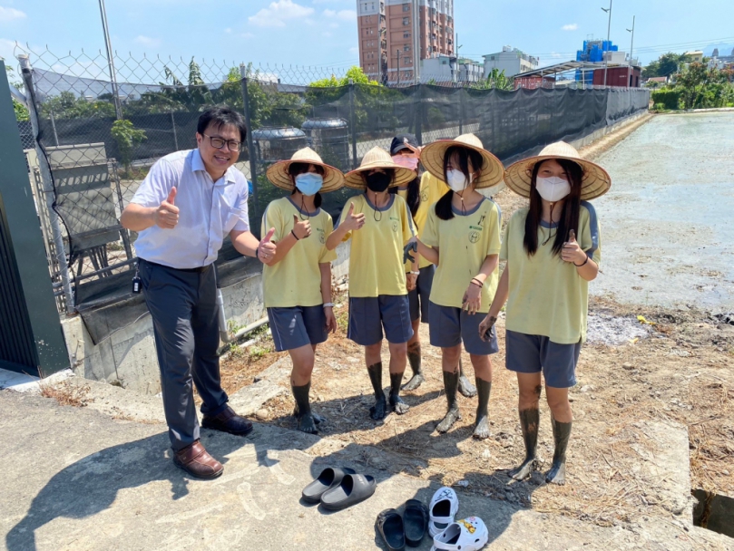 台中市大里農會舉辦「作伙插秧趣」  大里高中師生下田體驗農夫的辛苦