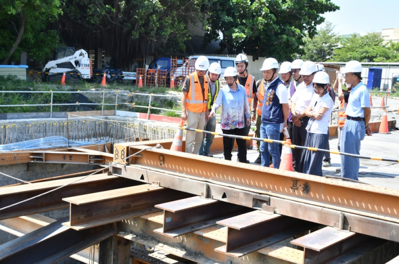 洛津國小地下停車場兼蓄洪池工程，王縣長視察進度。（照片縣府提供）