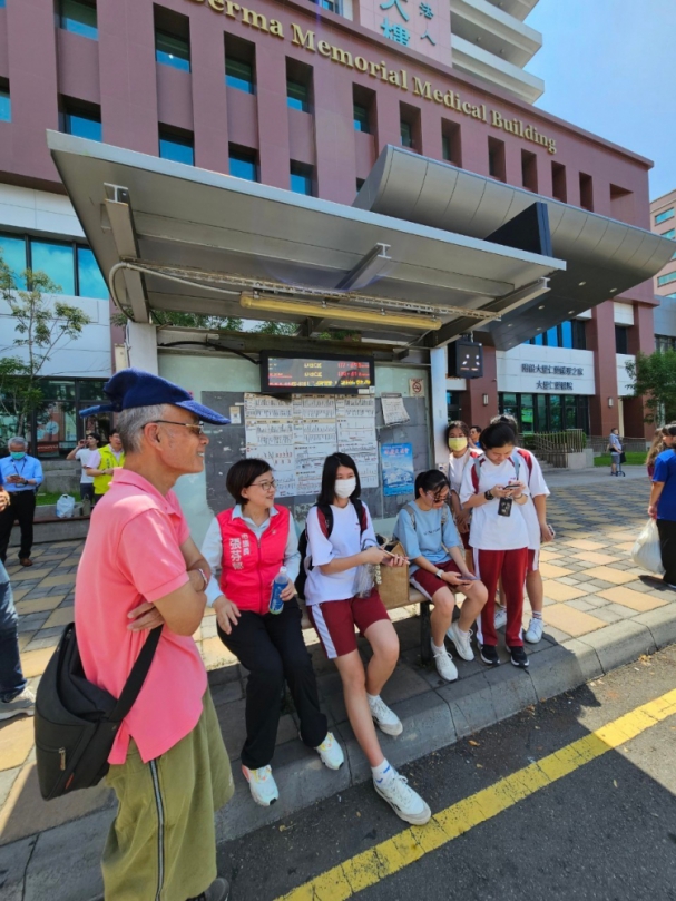 台中市大里區仁愛醫院前公車候車亭新樣貌    獅子會捐候車亭改善搭車環境