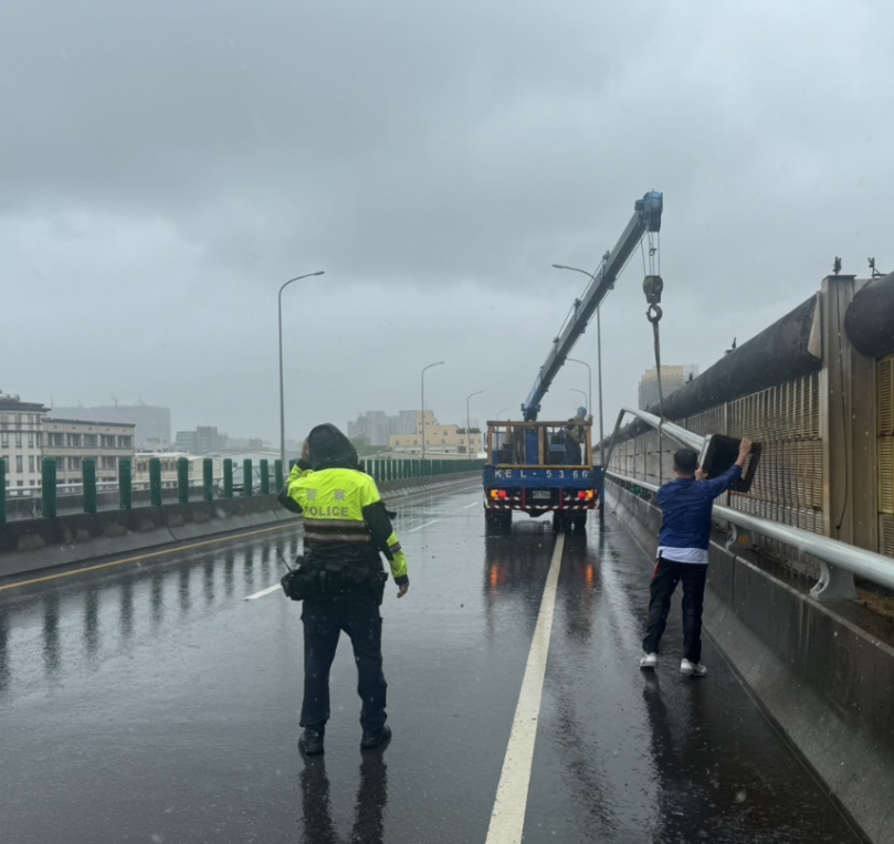 中市清水區西濱快速道路北上路段發生路燈倒塌