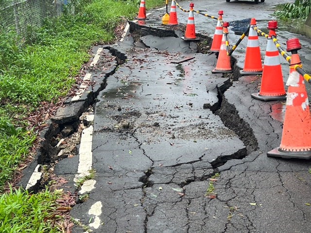 台中市太平區北田路一帶發現道路坍塌    民進黨立委何欣純籲用路人行經留意