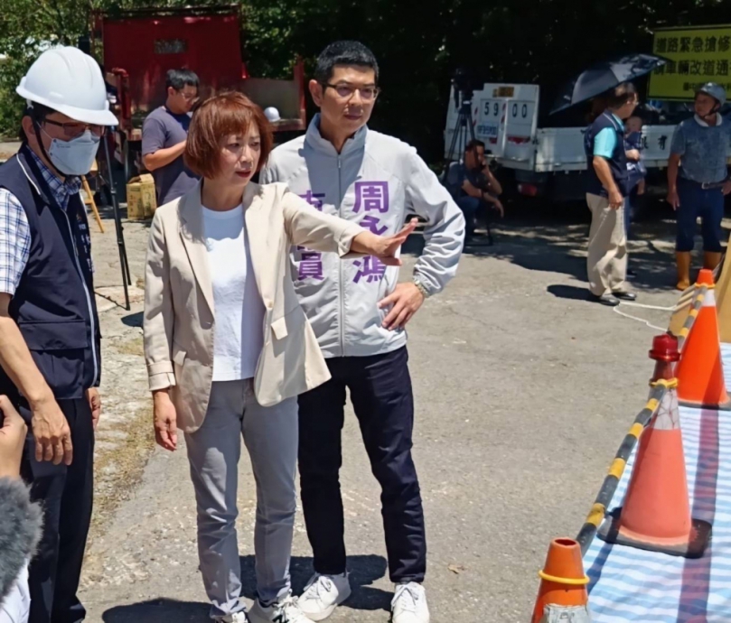 颱風造成台中市神岡區陽明橋下游護岸邊坡崩毀   民進黨台中市議員周永鴻邀請同黨立法委員何欣純勘災爭取經費