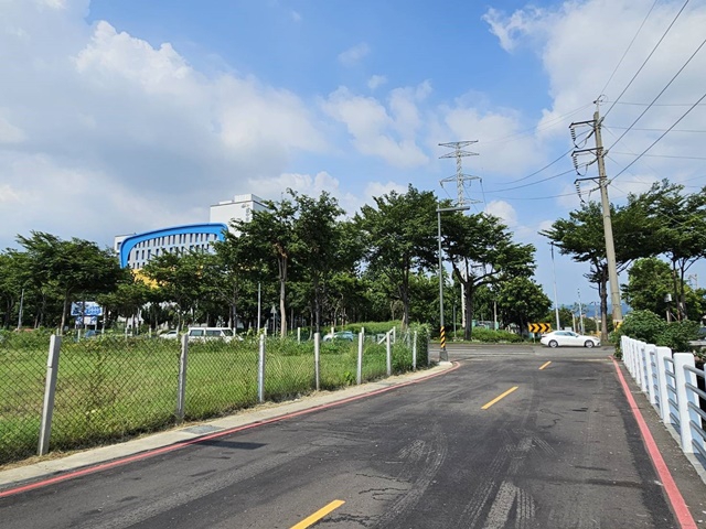 台中市大里15期重劃地路障突移除   民進黨台中市議員張芬郁盼善用闢臨時停車場苦民所苦