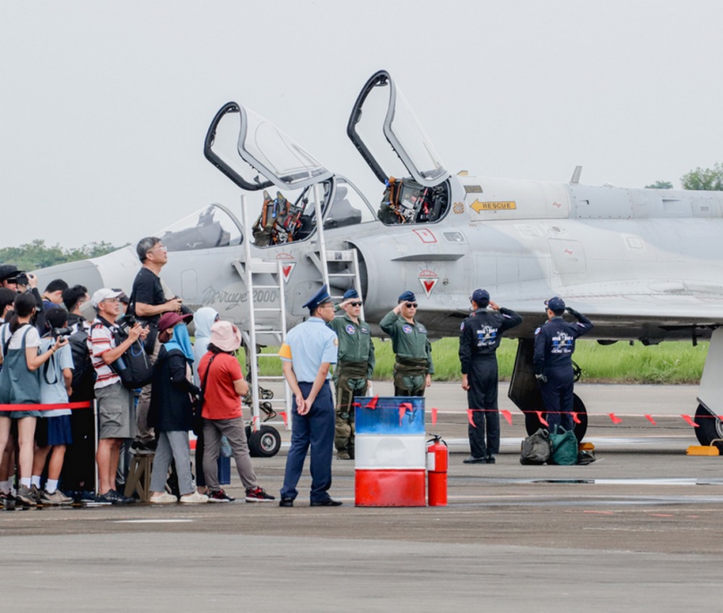 空軍嘉義水上基地開放參觀 吸引萬人觀賞空中操演