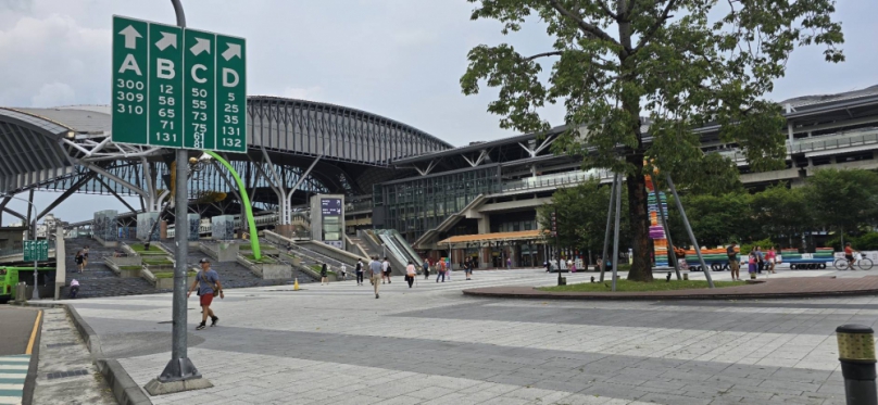 特派記者[吳建銘(校長)/台中火車站前廣場應設立時間顯示器