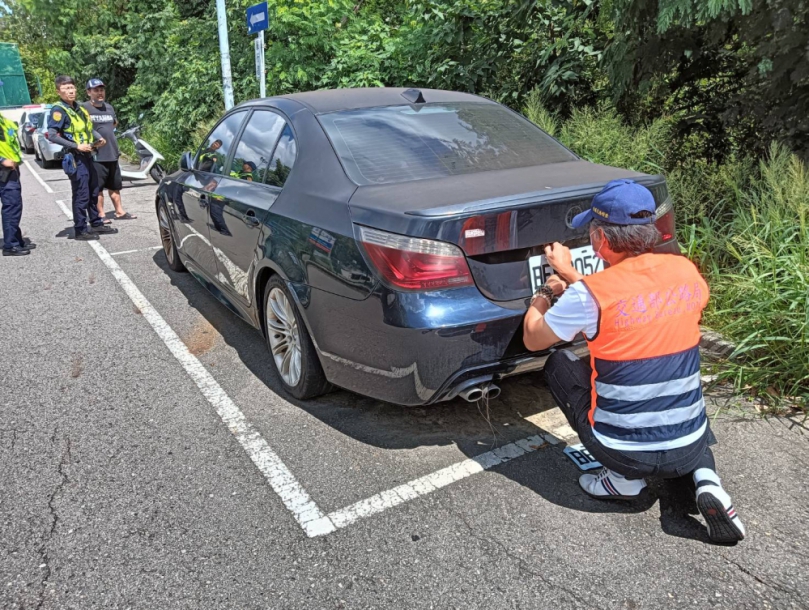 「監警聯合路檢」在一輛停在路旁的自小客車車牌，查出已逾期檢驗遭註銷。（照片監理站提供）