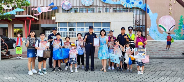 開學了！太平霧峰和烏日3個警分局護童勤務  大頭娃娃陪童上學