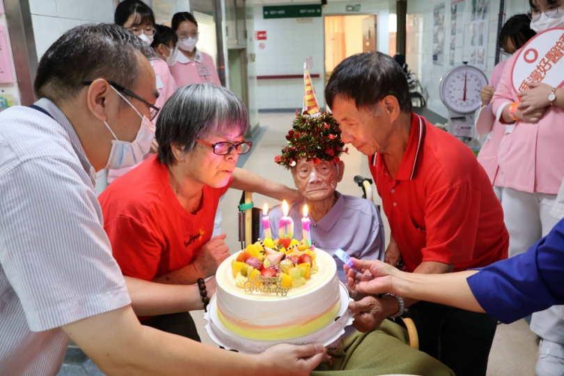 台中101歲人瑞大甲李綜合醫院歡度生日   醫護暖心相伴