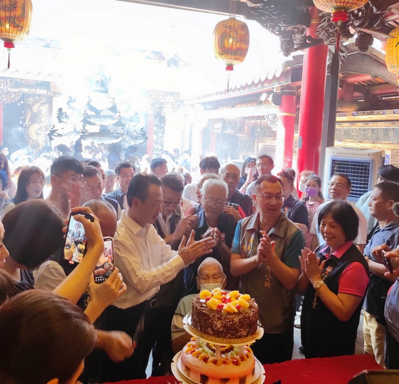 新港奉天宮開臺媽祖契子女中秋團圓 最年長契子107歲林福來歡喜切蛋糕