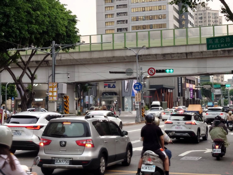 台中交通科技執法  交通事故不減反增？民進黨台中市議員陳俞融批相關標線未調整  科技執法絕非萬靈丹  中市府：完善科技執法路口交管設施  多管齊下提升交通安全