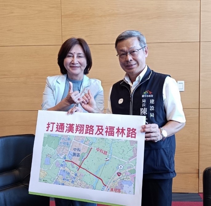 開闢漢翔至東大路   國民黨台中市議員黃馨慧與建設局長陳大田承諾打勾勾手指頭