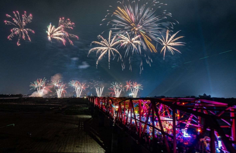 西螺大橋600秒焰火秀燃亮夜空　30萬人共襄盛舉藝陣文化祭