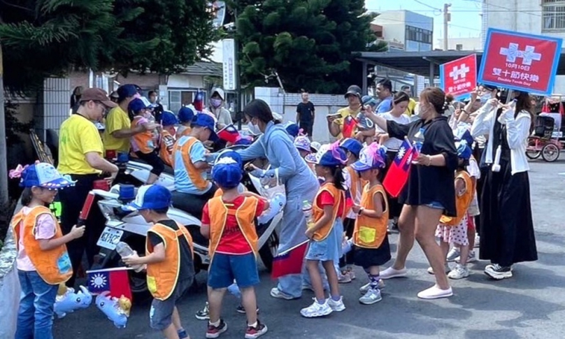 雙十國慶前夕學習防犯知識　幼兒園小朋友旗海飄揚訪派出所