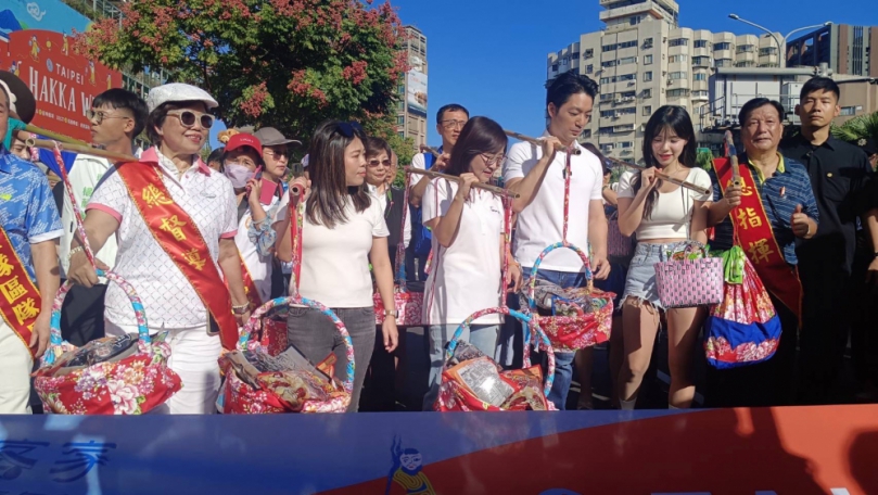 台北市義民祭嘉年華 蔣萬安挑擔熱鬧滾滾