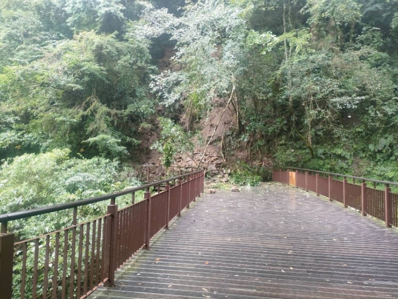 拉拉山國家森林遊樂區步道邊坡崩塌  即日起緊急休園