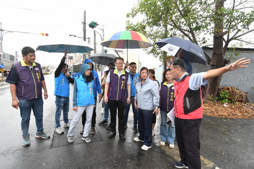 王縣長冒著細雨視察福興鄉彰鹿路六段不平道路。（照片縣府提供）