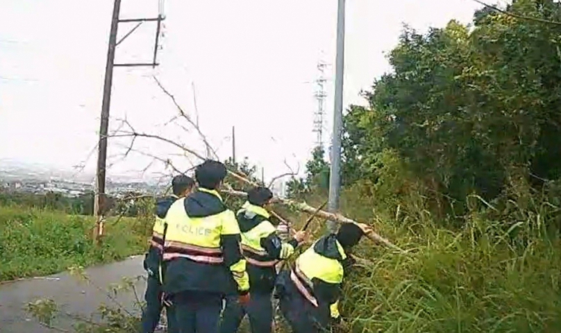 康芮強颱侵襲  犁份帥警F4積極排除倒塌路樹