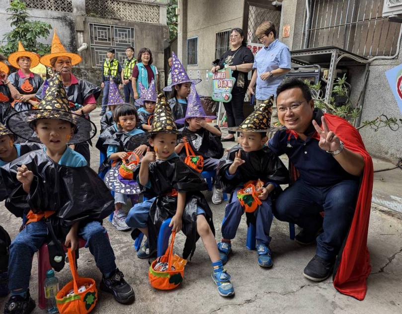 月眉潭社區萬聖節踩街 銀幼共融歡樂滿點