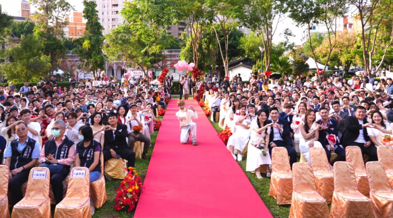 中市百對新人一德洋樓浪漫成婚  市長盧秀燕擔綱主婚人送溫暖祝福