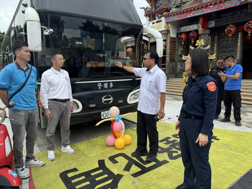 烏日警長親自宣導大型車內輪差  大客車業者民眾收獲多