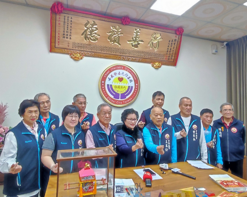 嘉邑行善團關懷邊緣戶和弱勢族群 首度寒冬圍爐辦桌街友同餐