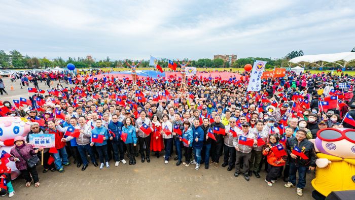 桃市府114年元旦升旗　巨幅國旗亮相