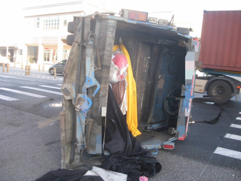 逆光撞翻垃圾車  清水警方籲逆光應減速慢行以免發生車禍