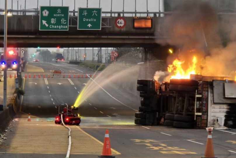 國道虎尾交流道大貨車翻覆儲能櫃起火　封閉外車道緊急處理