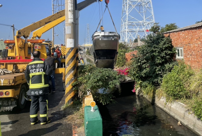 自小客翻落大排水溝發現1男子死亡無明顯外傷  清水警方正釐清案情