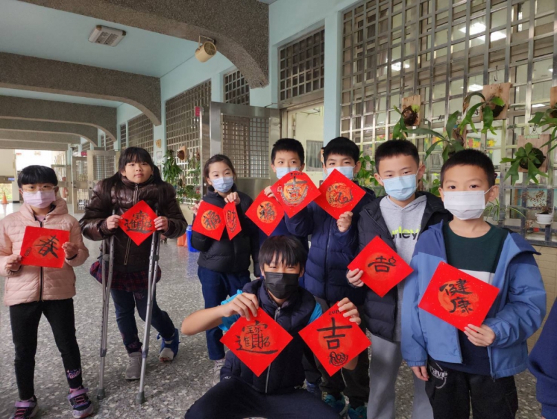 台中市梧棲區大德國小舉辦小小書法家春聯揮毫活動  1200張被索取一空