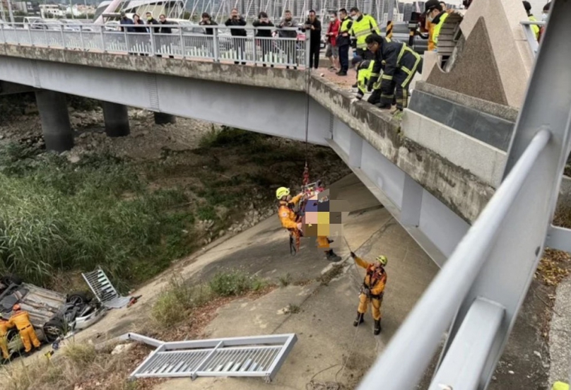 臺中市北屯區清晨發生重大車禍  車輛墜橋下造成一死二傷