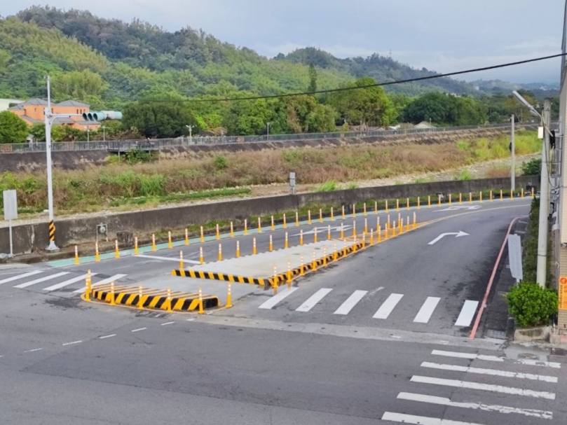 確保通行安全！台中霧峰乾溪路口移除入口意象  增設行人穿越道及庇護島