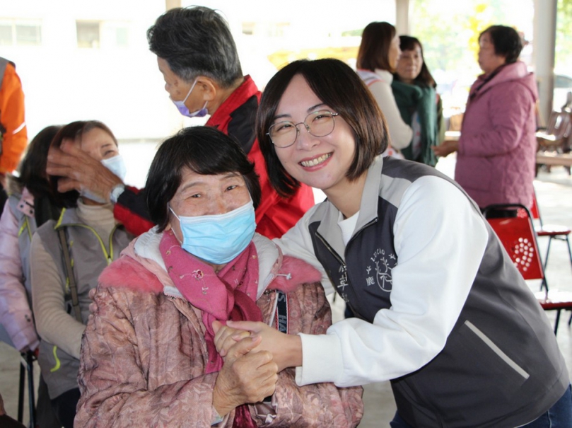 鹿草鄉寒冬送暖關懷獨居長者 鄉長嚴珮瑜推動志工隊落實服務