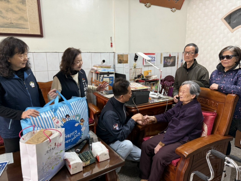 台中市大甲區長顏金源關心寒流威脅長者　探視96歲阿嬤過程溫馨歡樂