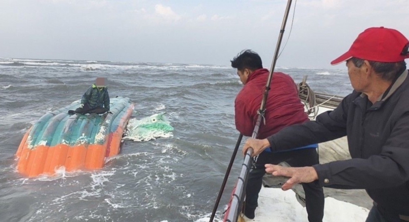 （影音）／漁民膠筏翻覆海象險峻受困沙洲　許厝寮安檢所軍民合力救援1人