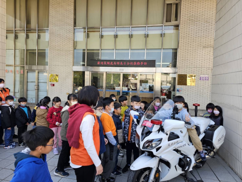 波麗士體驗營特製交通大富翁  學童化身治交安小專家