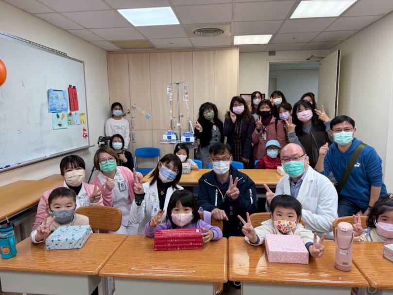 溫馨兒童節！中市教育局長蔣偉民暖心送愛陪伴住院學生讀繪本、做娃娃